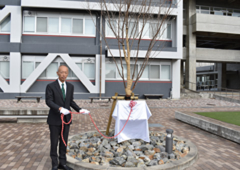 除幕する野田敦敬学長