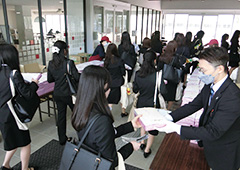 教育交流館での弁当配布
