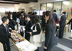 教育交流館での弁当配布
